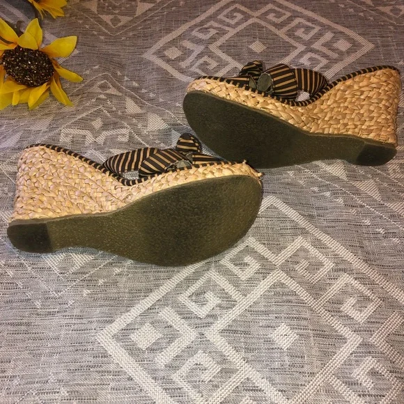 Volatile Wedge Sandal - Picture 7 of 8